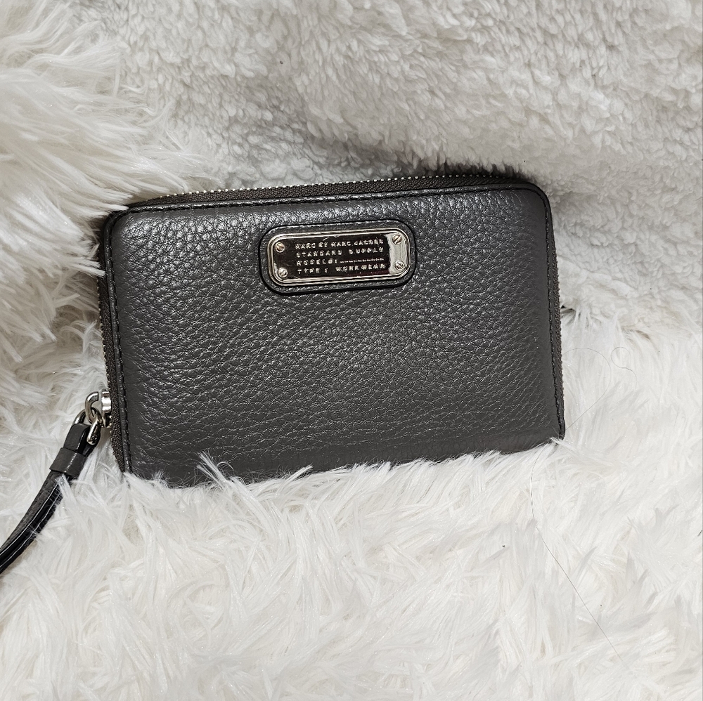 Marc by Marc Jacobs EUC Q Wingman Wallet Wristlet Grey  Leather